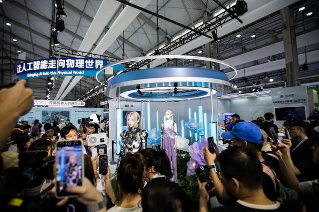 2026外滩大会展区媒体照片，展示展台、桁架与参观人群
